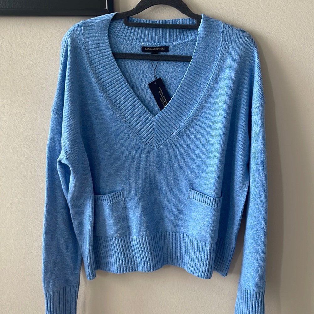 Banana Republic lightweight v-neck sweater NWT